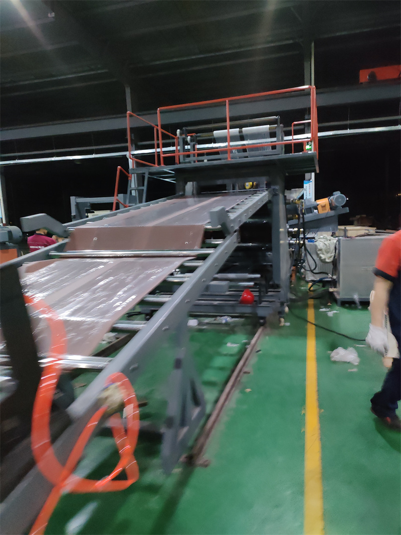 內(nèi)飾隔音片材擠出機_內(nèi)飾隔音片材擠出機_玖德隆